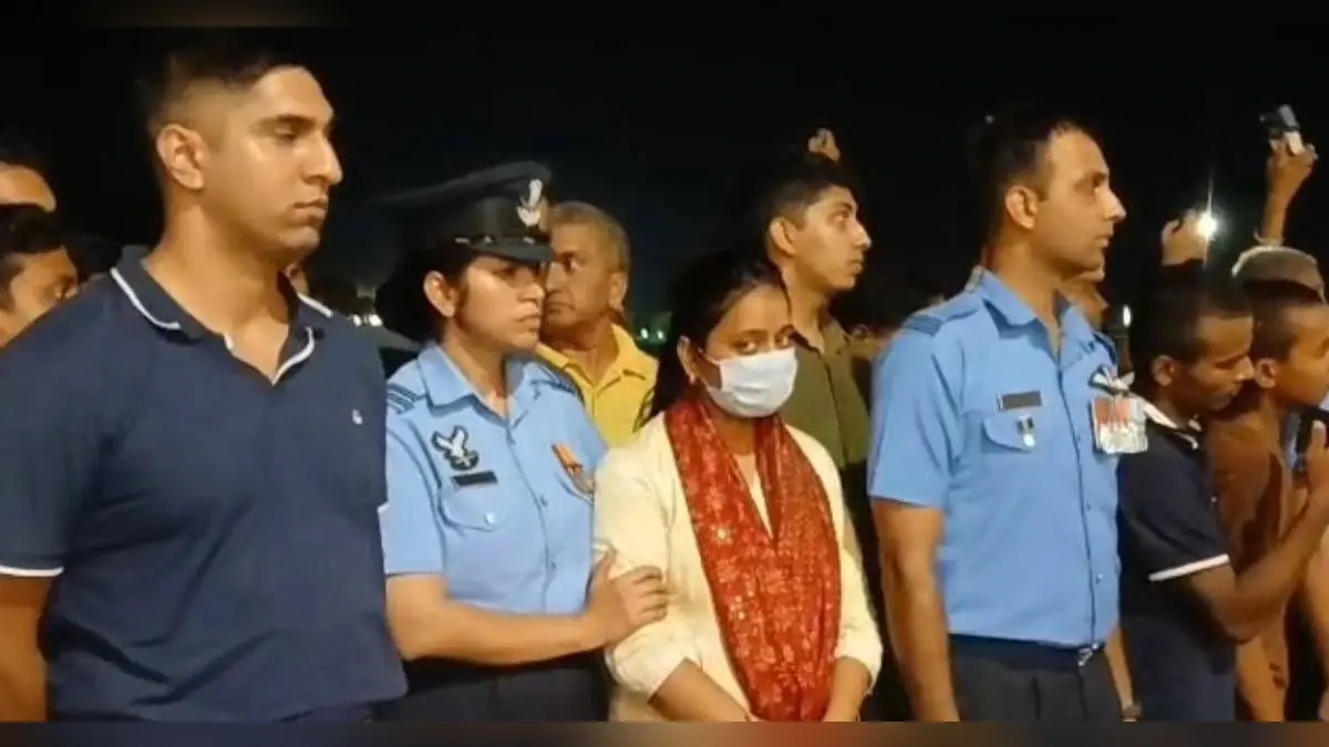 शहीद शुभम की सर्विस बुक में पत्नी और मां का आधा-आधा हक, रार के बीच कथित बहू ने ससुर को फोन कर बोलीं- ‘गांव वालों के बहकावे में मत आइए’